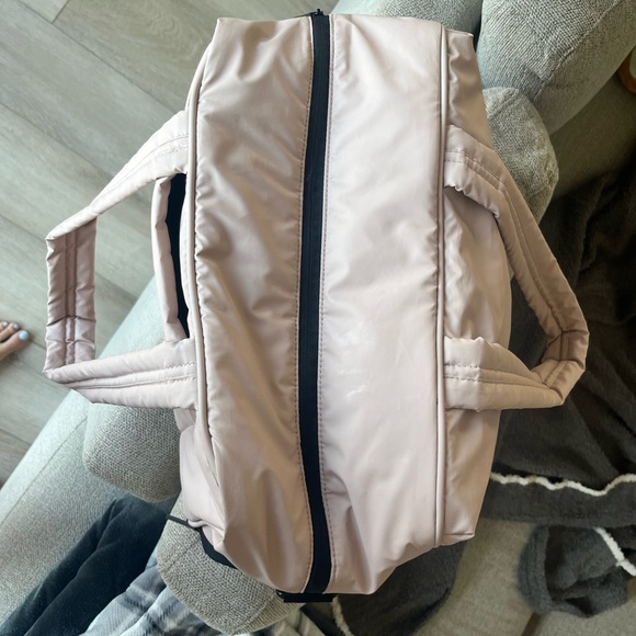 CALPAK LUKA DUFFEL in rose quartz from their classic color collection. - Picture 5 of 7
